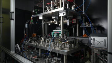 La technique améliorée AI-Assemble des tableaux sans défaut avec des milliers d'atomes