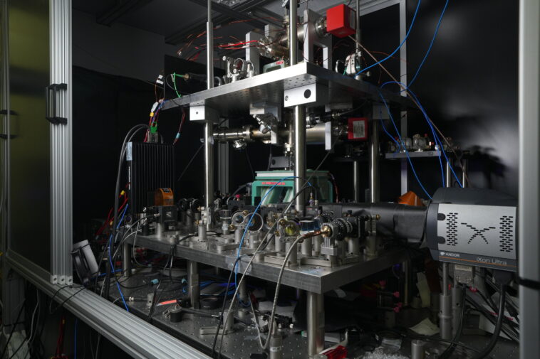 La technique améliorée AI-Assemble des tableaux sans défaut avec des milliers d'atomes