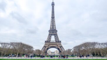 La tour Eiffel grossit chaque été - voici pourquoi