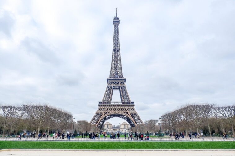 La tour Eiffel grossit chaque été - voici pourquoi