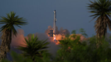 Le dernier lancement de Starship de SpaceX déploie 8 satellites mannequin, puis éclaboussit dans l'océan Indien