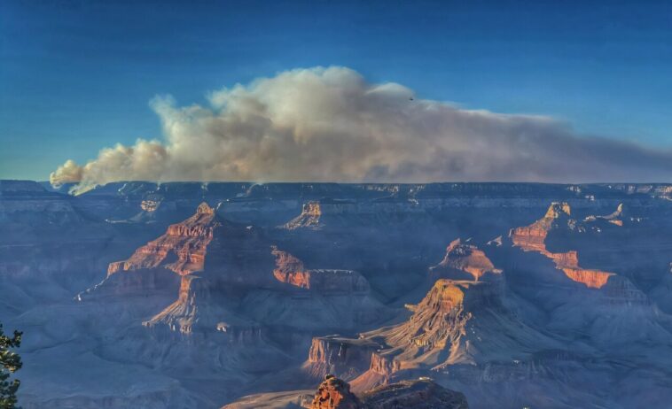 Le feu du Grand Canyon fait rage, un mois sur