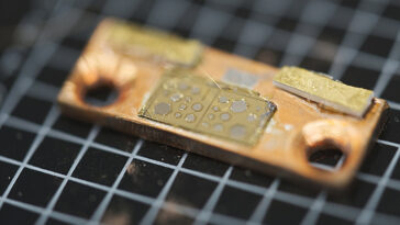 Le laser ultracompact économe en énergie réduit la perte de lumière dans toutes les directions