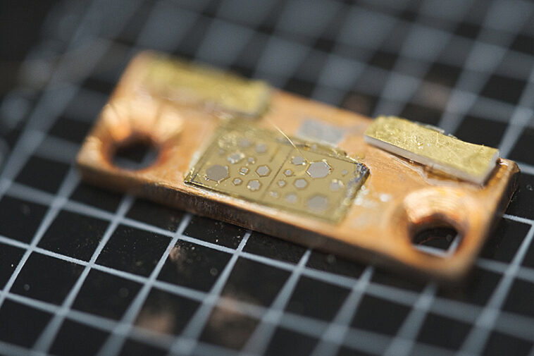 Le laser ultracompact économe en énergie réduit la perte de lumière dans toutes les directions