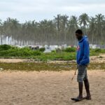 Le village de la Côte d'Ivory réprimande les parents comme le cimetière Rising Sea Engulfs