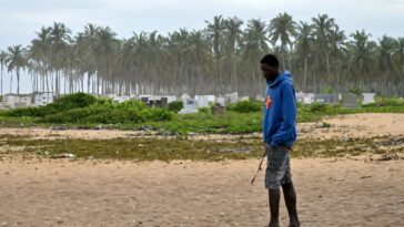 Le village de la Côte d'Ivory réprimande les parents comme le cimetière Rising Sea Engulfs