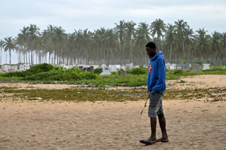 Le village de la Côte d'Ivory réprimande les parents comme le cimetière Rising Sea Engulfs