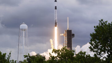 Les astronautes se lancent à la station spatiale après la mise à l'écart de la starliner troublée de Boeing