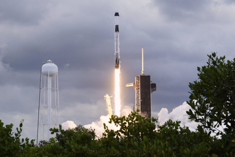 Les astronautes se lancent à la station spatiale après la mise à l'écart de la starliner troublée de Boeing