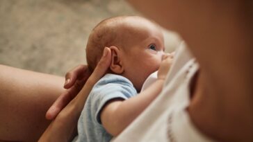 Les bébés pourraient-ils obtenir la grippe oiseaux à travers le lait maternel? Peut-être, une étude fait allusion