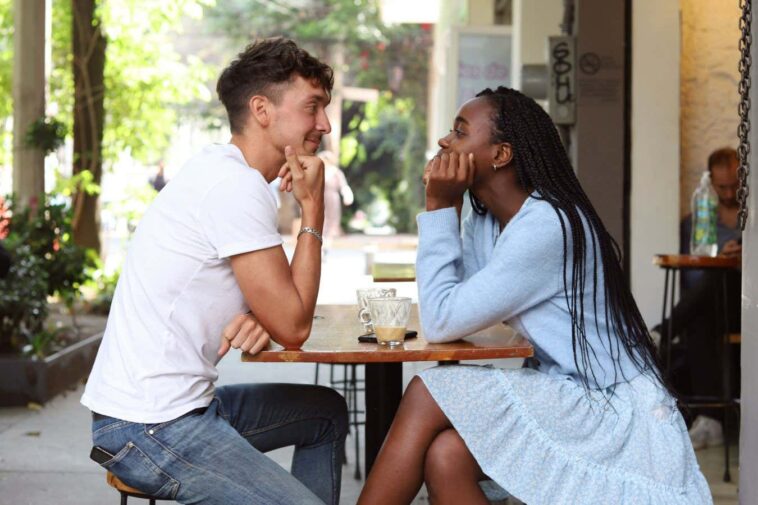 Les couples qui se rencontrent en ligne peuvent avoir une satisfaction relationnelle plus faible