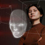 Les faux visages peuvent-ils rendre la formation en IA plus éthique? Une femme se tient les bras croisés, avec un diagramme en 3D de son visage devant elle.