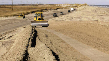Les vagues massives de l'ouragan Erin menacent d'isoler les rives extérieures de la Caroline du Nord