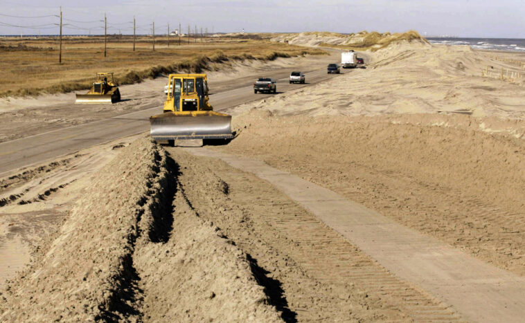Les vagues massives de l'ouragan Erin menacent d'isoler les rives extérieures de la Caroline du Nord