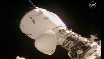 SpaceX offre quatre astronautes à la Station spatiale internationale seulement 15 heures après le lancement