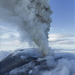Un volcan en Extrême-Orient en Russie éclate pour la première fois depuis des siècles