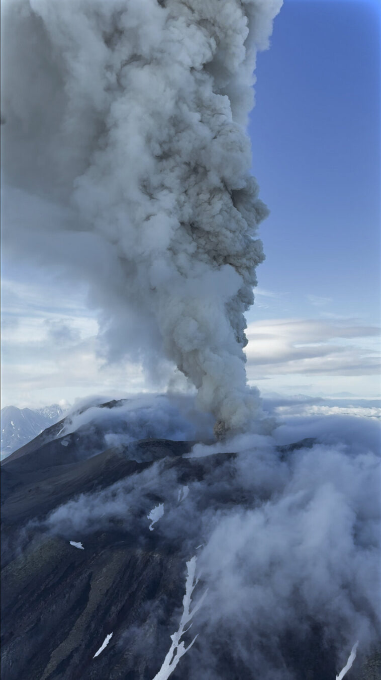 Un volcan en Extrême-Orient en Russie éclate pour la première fois depuis des siècles