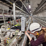 Vers la nouvelle physique: toute première canalisation à double cristal observée