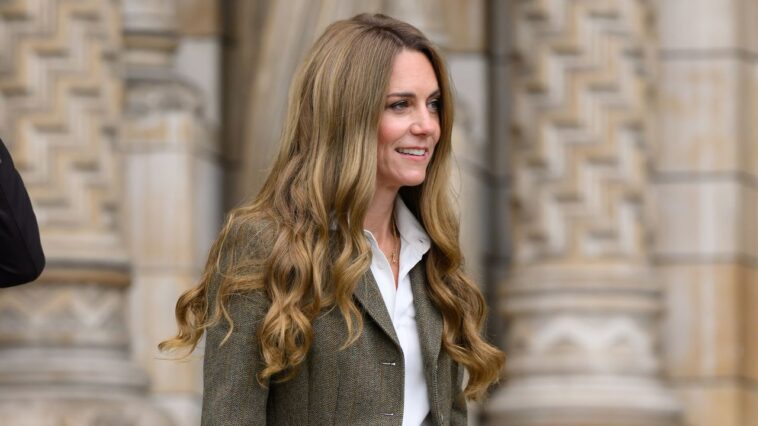 Kate Middleton revient travailler avec un nouveau look blonde