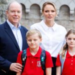Même le prince Albert et la princesse Charlenne de Monaco font que leurs enfants prennent les photos du premier jour d'école