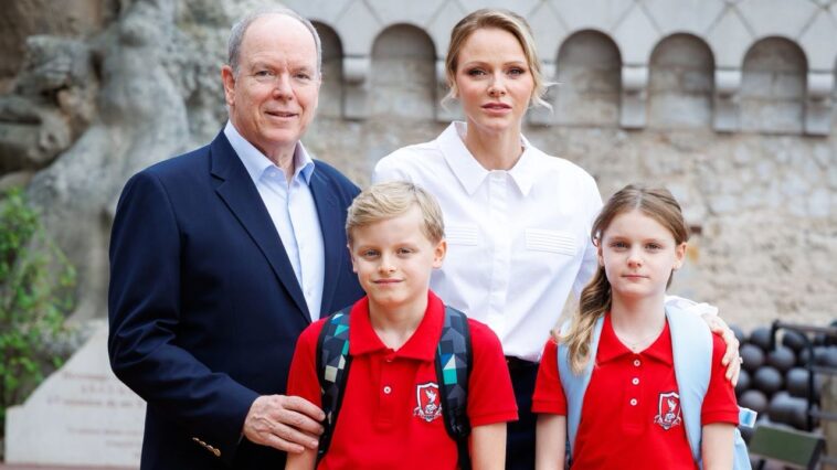 Même le prince Albert et la princesse Charlenne de Monaco font que leurs enfants prennent les photos du premier jour d'école