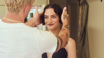 Jenny Slate, comme sa robe Emmys 2025, est dans un moment de «floraison vibrante»