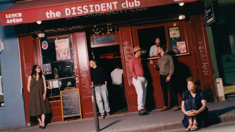 Après la violence en bordure de route à Islamabad, Taha Siddiqui s'est enfui en France et a construit un trou d'arrosage pour tous