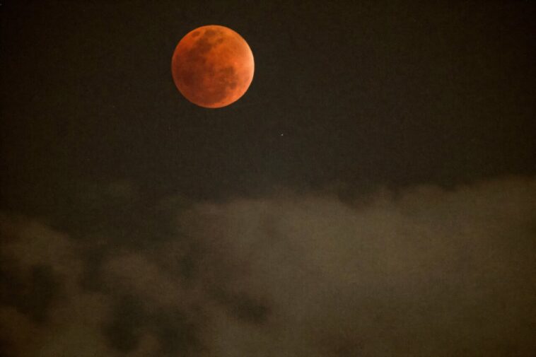 `` Blood Moon '' augmente pendant l'éclipse lunaire totale `` Blood Moon '' augmente pendant l'éclipse lunaire totale