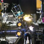 Briller une lumière sur la vallée sombre: première observation directe des excitons sombres dans les matériaux atomiquement minces