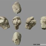 Cette tête sculptée montre-t-elle une ancienne coiffure de chasseur de chasseur?