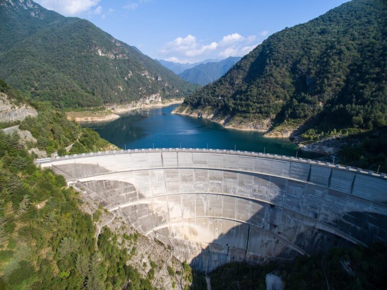 Comment les barrages et tunnels de l'hydroélectricité imprévus de l'Inde perturbent les paysages de l'Himalaya