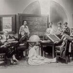 1925, Femmes de l'Université Harvard comme «ordinateurs astronomiques», étudiant des plaques photographiques en verre avec des images d'étoiles. Cecelia Payne-Gaposhkin se trouve à la table de rédaction.