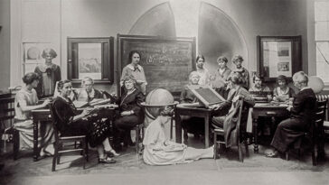 1925, Femmes de l'Université Harvard comme «ordinateurs astronomiques», étudiant des plaques photographiques en verre avec des images d'étoiles. Cecelia Payne-Gaposhkin se trouve à la table de rédaction.