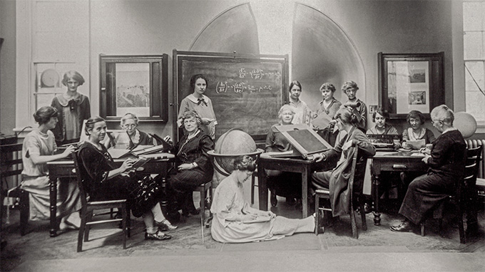 1925, Femmes de l'Université Harvard comme «ordinateurs astronomiques», étudiant des plaques photographiques en verre avec des images d'étoiles. Cecelia Payne-Gaposhkin se trouve à la table de rédaction.