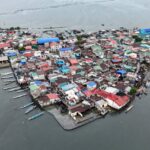 Contre la marée: les Philippins battent la mer montante sur l'île coulant