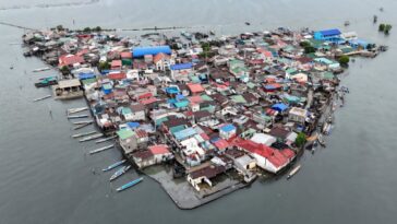 Contre la marée: les Philippins battent la mer montante sur l'île coulant