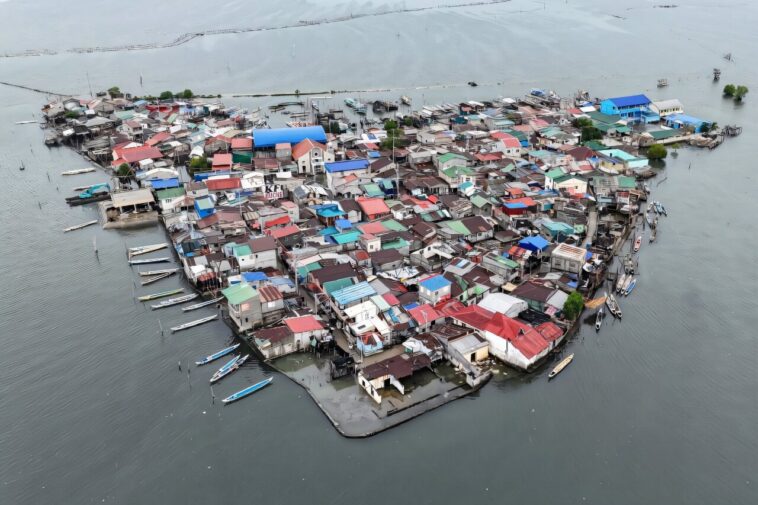 Contre la marée: les Philippins battent la mer montante sur l'île coulant
