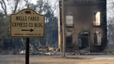 Des larmes de feu de forêt à travers la ville rush en or de Californie