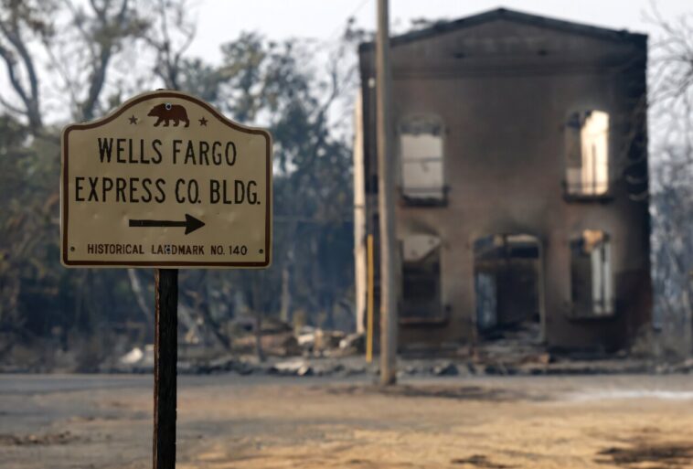Des larmes de feu de forêt à travers la ville rush en or de Californie