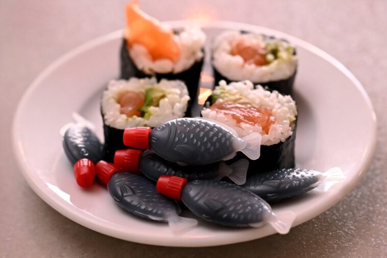 L'Australie du Sud interdit les récipients de sauce de soja en forme de poisson en plastique