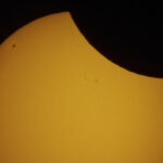 L'éclipse solaire partielle au fond du monde ferme le soleil et les lunettes de lune de l'année