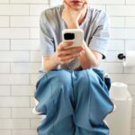 Le défilement des smartphones sur les toilettes pourrait augmenter le risque d'hémorroïdes