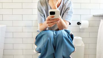 Le défilement des smartphones sur les toilettes pourrait augmenter le risque d'hémorroïdes