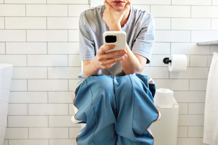 Le défilement des smartphones sur les toilettes pourrait augmenter le risque d'hémorroïdes