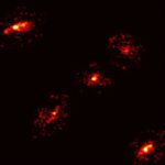 Les astronomes découvrent une croix rare Einstein avec une cinquième image, révélant une matière noire cachée