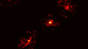 Les astronomes découvrent une croix rare Einstein avec une cinquième image, révélant une matière noire cachée