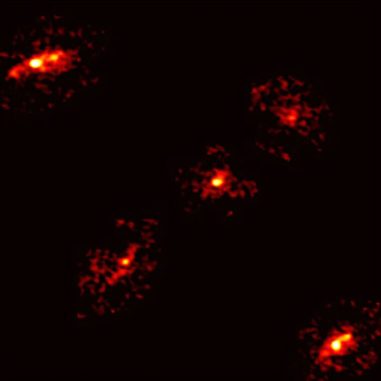 Les astronomes découvrent une croix rare Einstein avec une cinquième image, révélant une matière noire cachée
