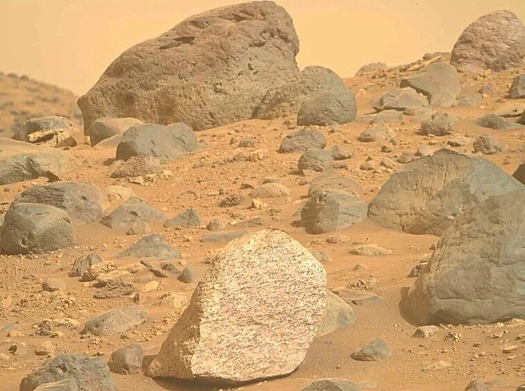 Les données de Mars Perseverance Rover suggèrent la présence d'une vie microbienne passée