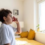 Les inhalateurs deux en un ont des crises d'asthme à la frappe des jeunes enfants