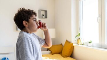 Les inhalateurs deux en un ont des crises d'asthme à la frappe des jeunes enfants
